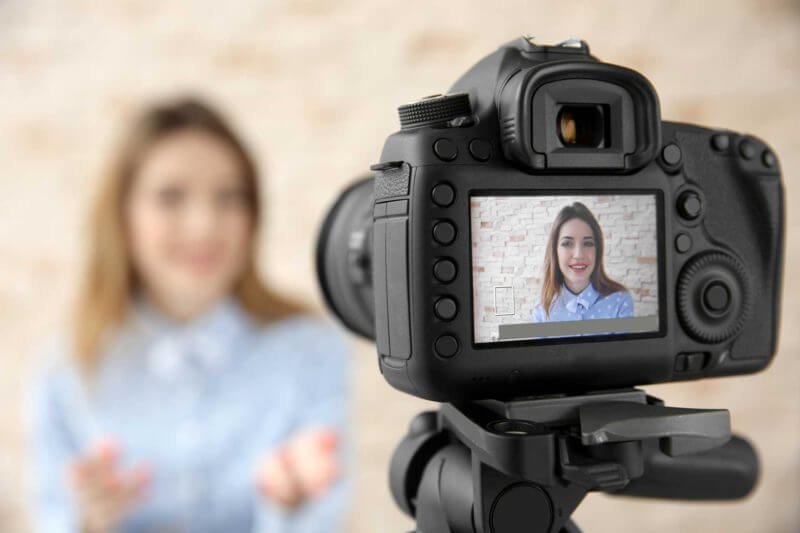 female-camera-selfie-ss-1920-800x533